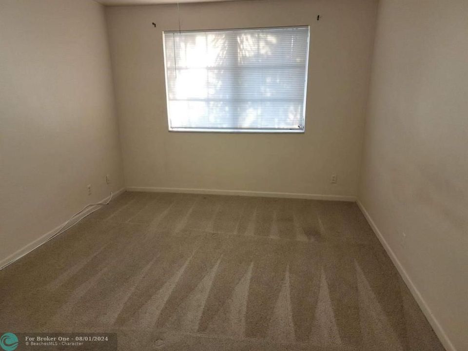 For Sale: $110,000 (1 beds, 1 baths, 650 Square Feet)
