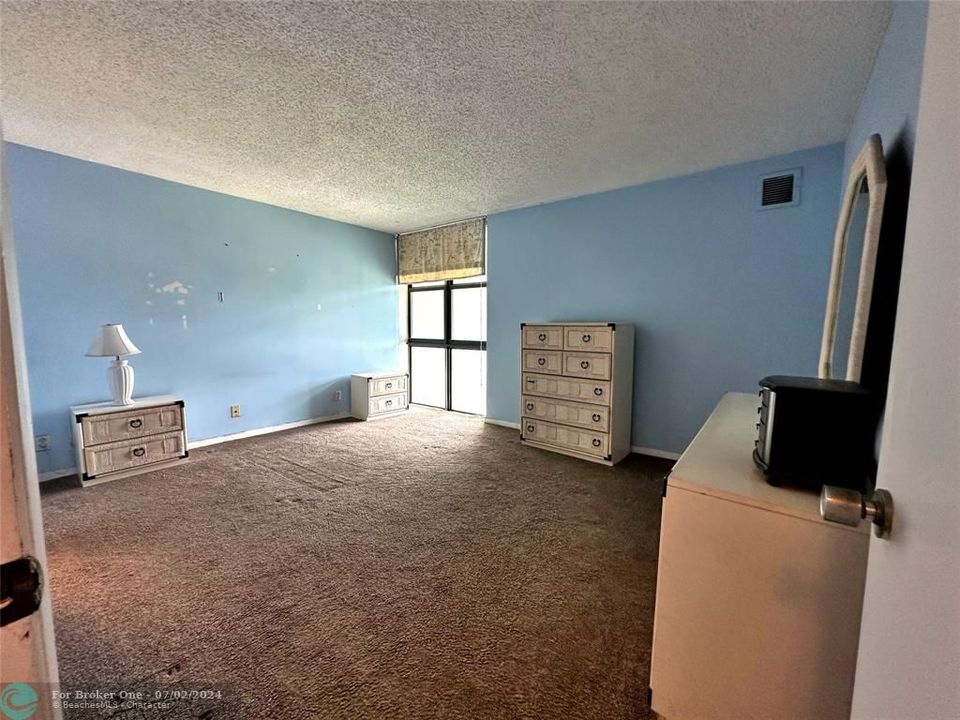 For Sale: $319,000 (1 beds, 1 baths, 900 Square Feet)