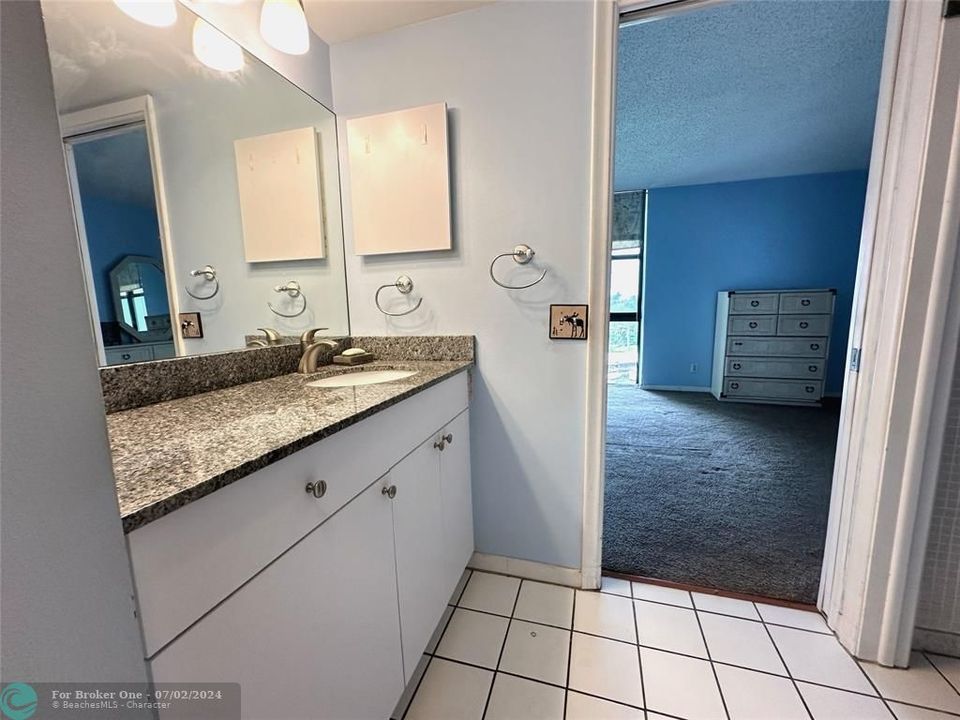 For Sale: $319,000 (1 beds, 1 baths, 900 Square Feet)
