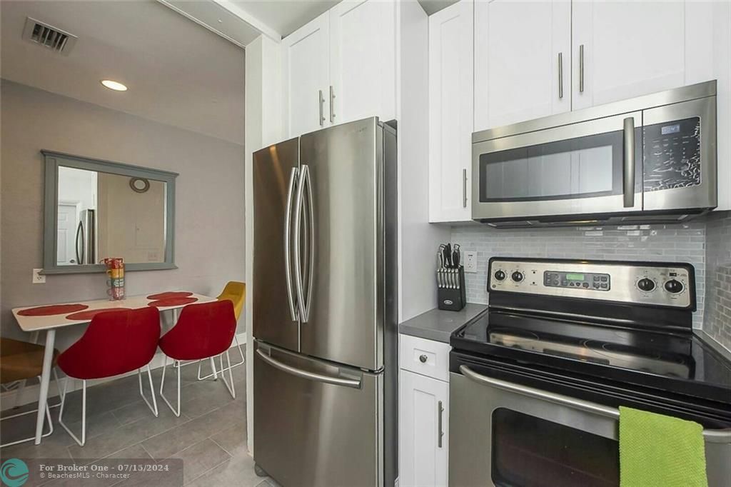 For Sale: $1,895 (1 beds, 2 baths, 695 Square Feet)