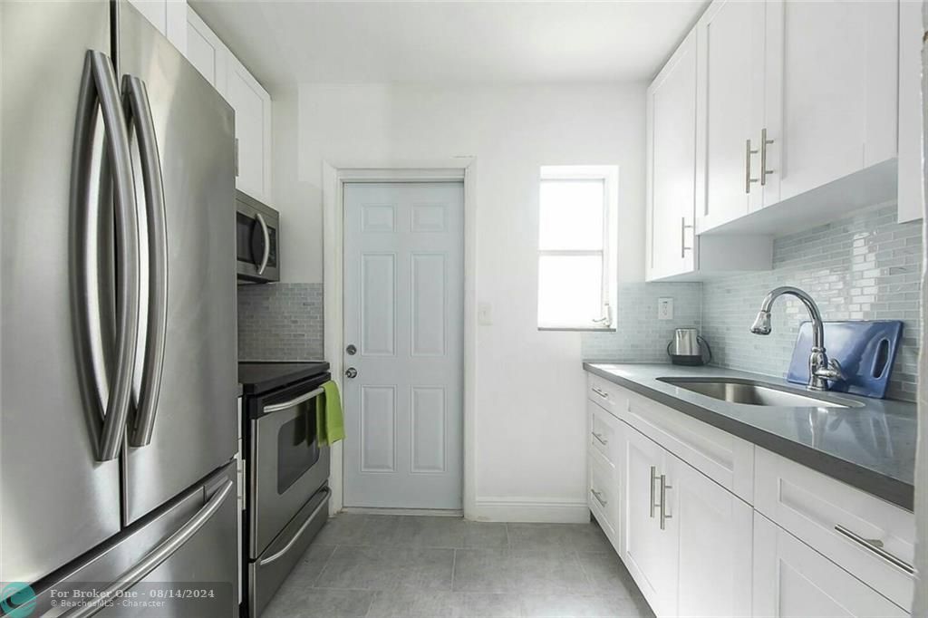 For Sale: $1,895 (1 beds, 2 baths, 695 Square Feet)