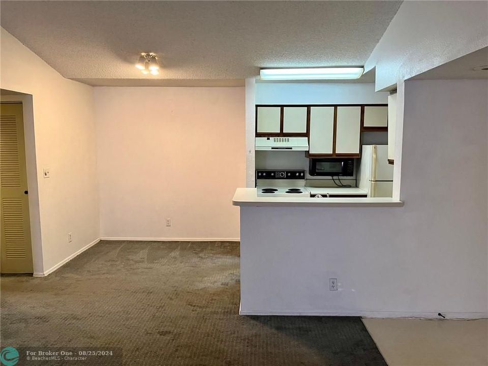 For Sale: $269,000 (2 beds, 2 baths, 974 Square Feet)