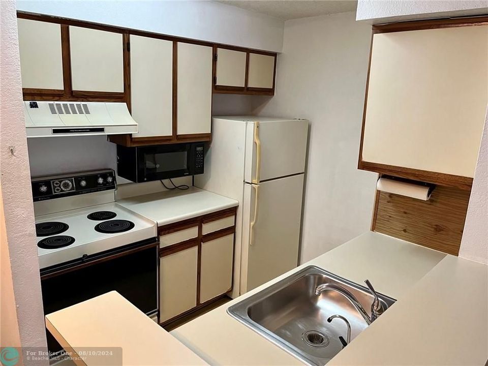 For Sale: $269,000 (2 beds, 2 baths, 974 Square Feet)