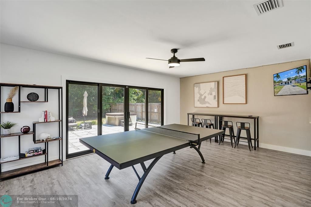 Recently Sold: $585,000 (3 beds, 2 baths, 1405 Square Feet)