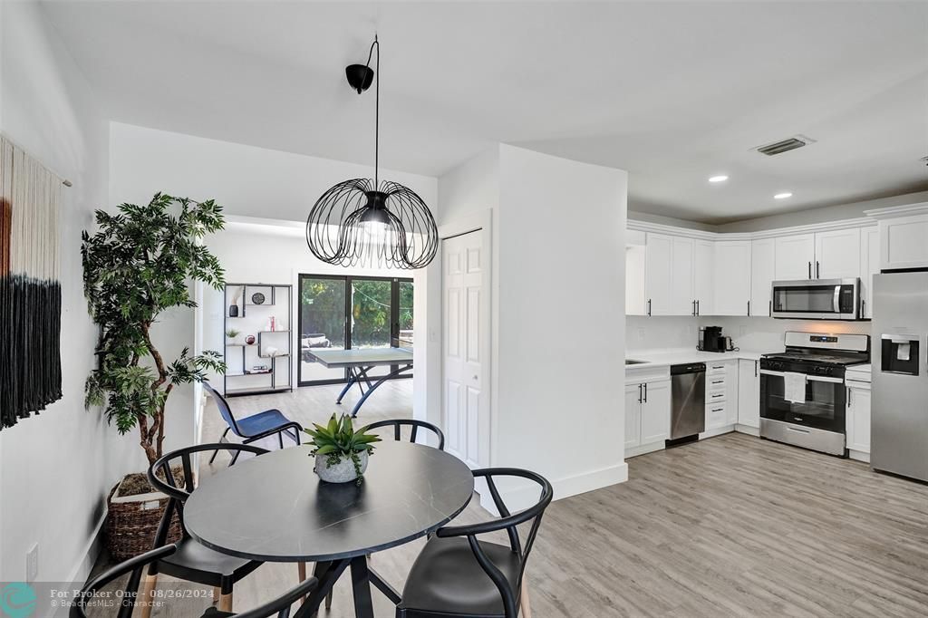 Recently Sold: $585,000 (3 beds, 2 baths, 1405 Square Feet)