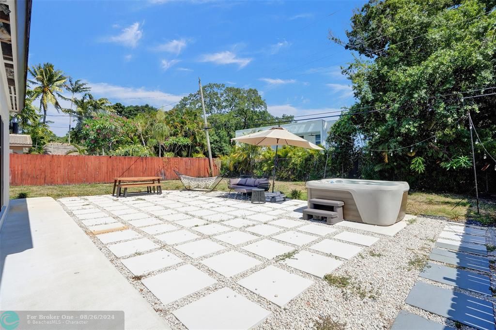 Recently Sold: $585,000 (3 beds, 2 baths, 1405 Square Feet)