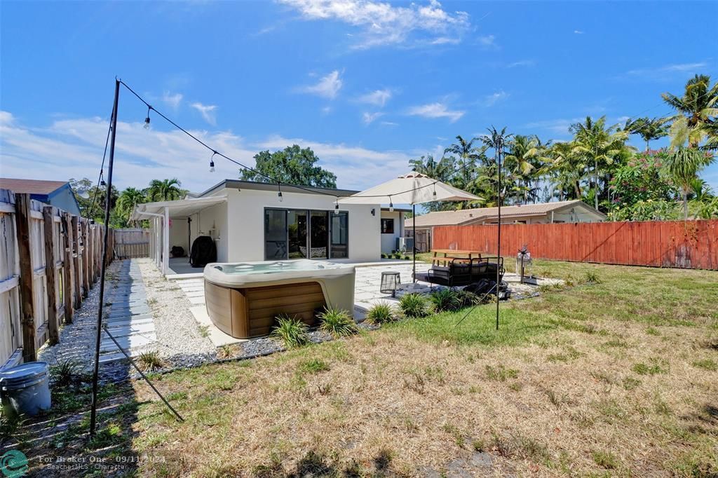 Recently Sold: $585,000 (3 beds, 2 baths, 1405 Square Feet)