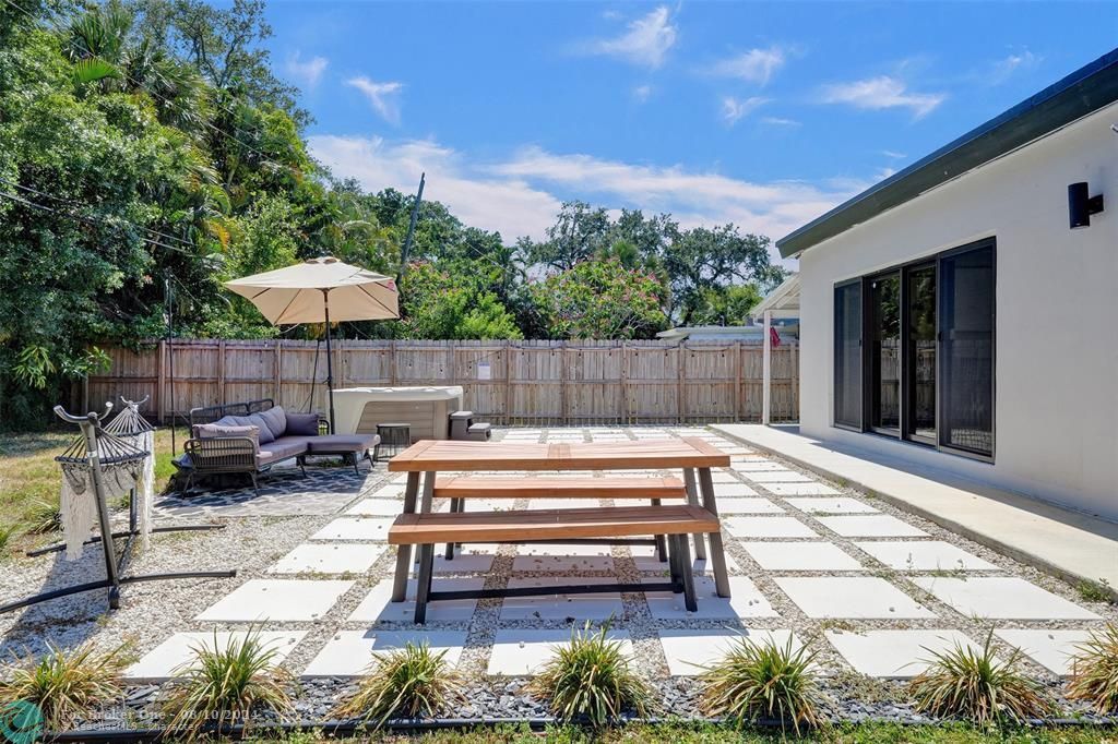 Recently Sold: $585,000 (3 beds, 2 baths, 1405 Square Feet)