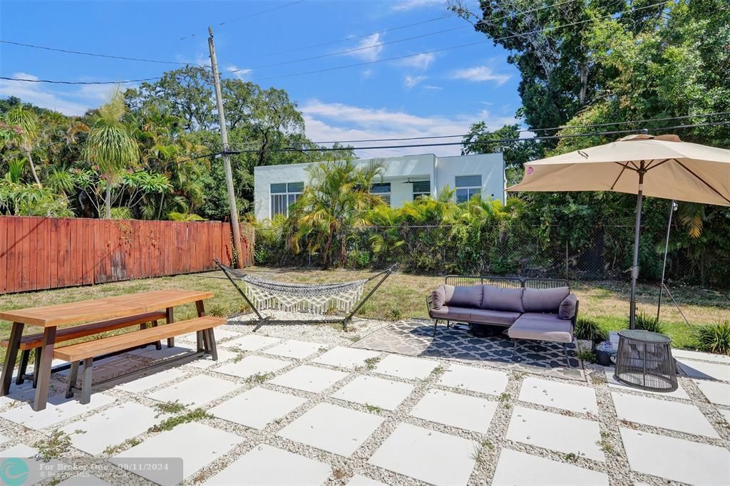 Recently Sold: $585,000 (3 beds, 2 baths, 1405 Square Feet)