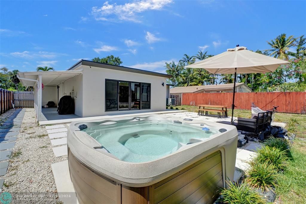 Recently Sold: $585,000 (3 beds, 2 baths, 1405 Square Feet)