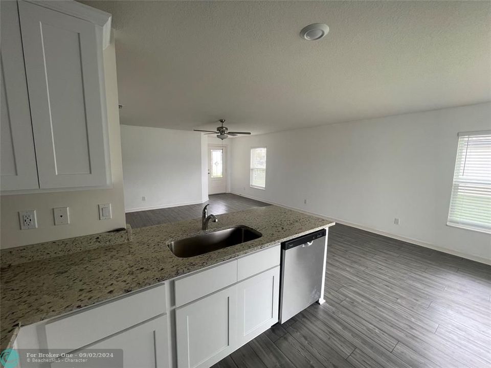 For Rent: $2,400 (3 beds, 2 baths, 1224 Square Feet)