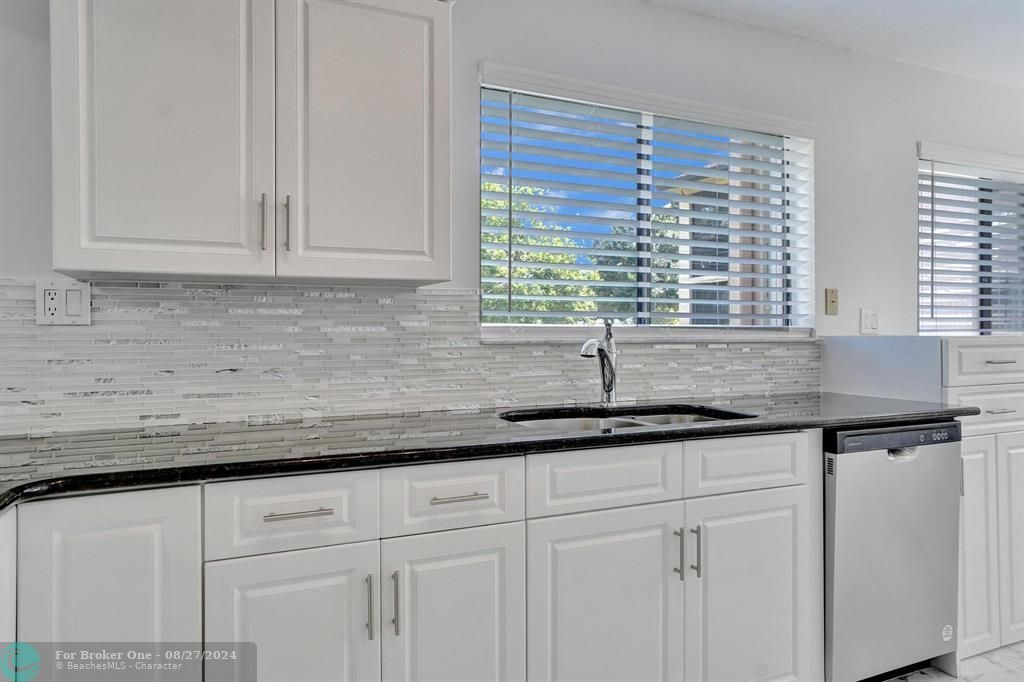 Active With Contract: $359,900 (2 beds, 2 baths, 1380 Square Feet)