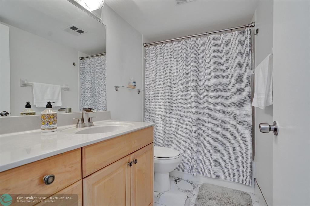 合同活跃: $359,900 (2 贝兹, 2 浴室, 1380 平方英尺)
