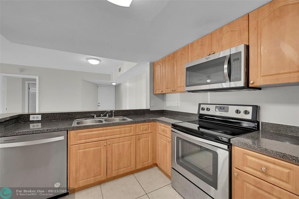 Active With Contract: $2,000 (2 beds, 2 baths, 986 Square Feet)