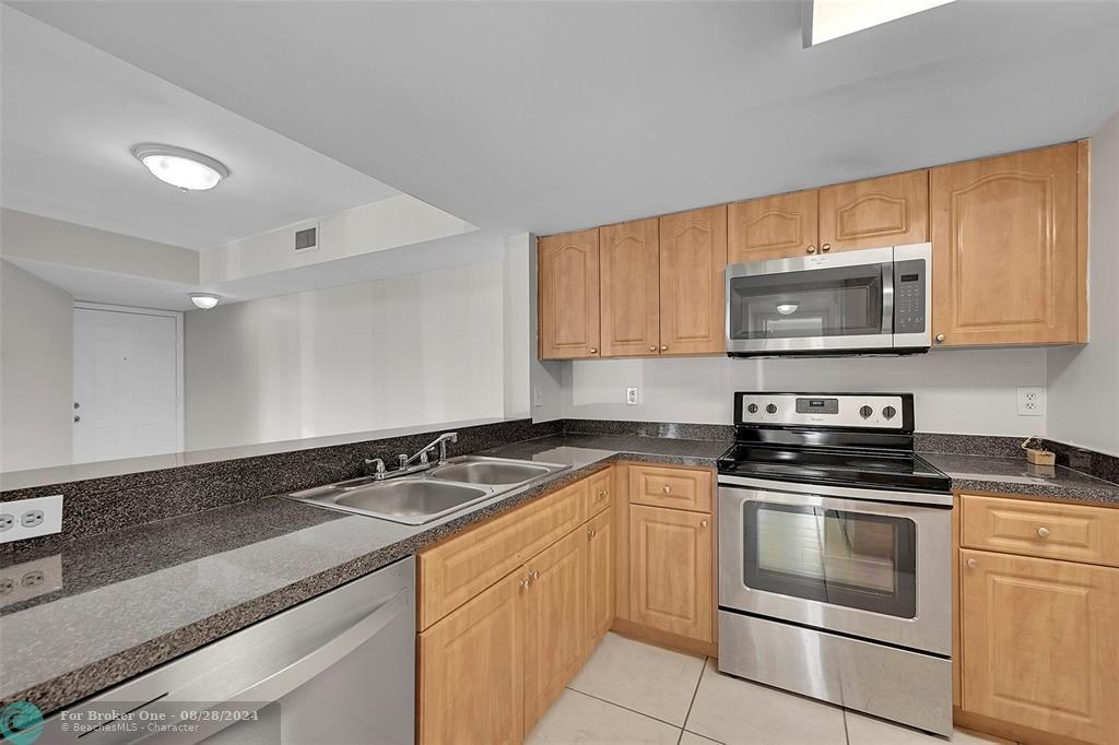 Active With Contract: $2,000 (2 beds, 2 baths, 986 Square Feet)