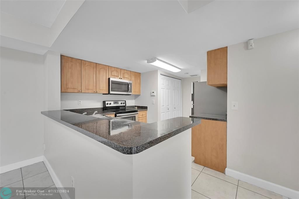 Active With Contract: $2,000 (2 beds, 2 baths, 986 Square Feet)