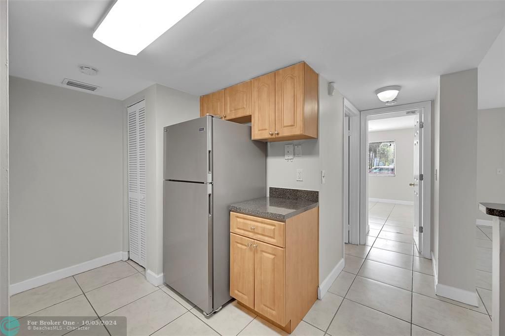 Active With Contract: $2,000 (2 beds, 2 baths, 986 Square Feet)