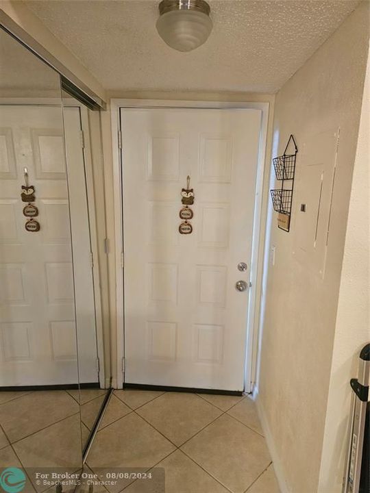 For Rent: $2,200 (2 beds, 2 baths, 920 Square Feet)