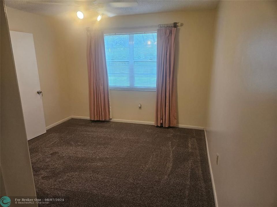 For Rent: $2,200 (2 beds, 2 baths, 920 Square Feet)