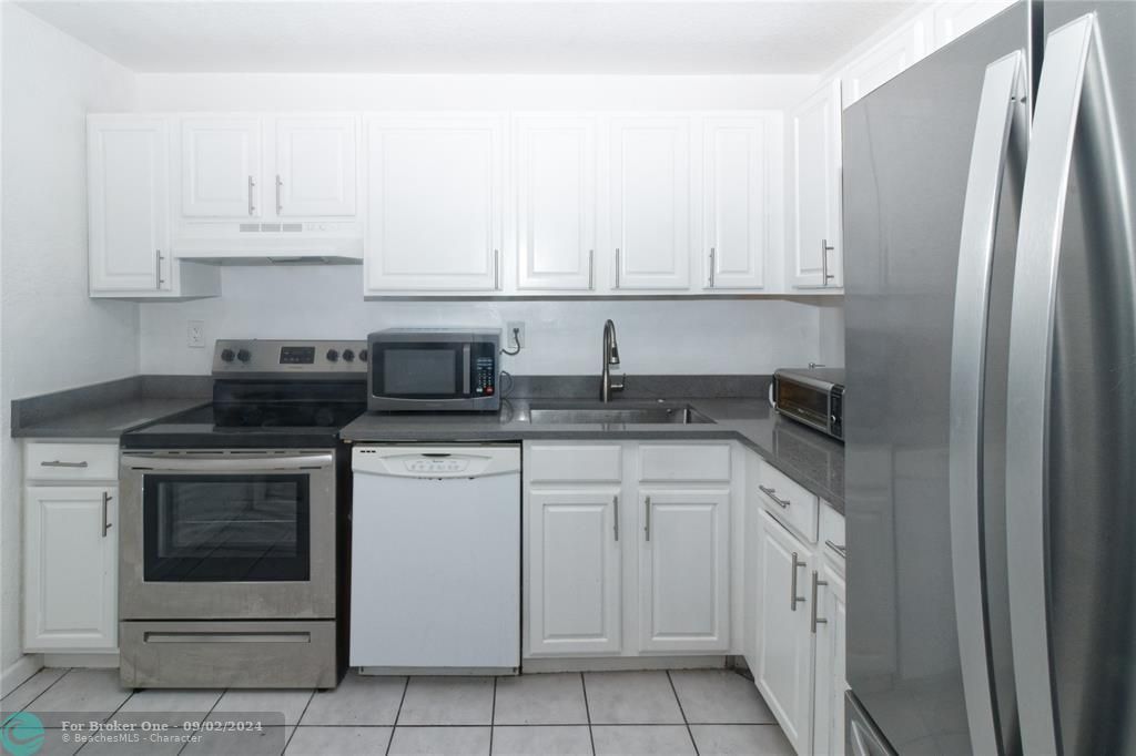 For Rent: $1,950 (2 beds, 2 baths, 1000 Square Feet)