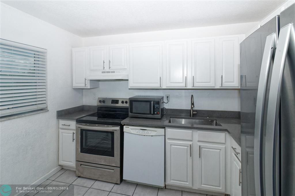 For Rent: $1,950 (2 beds, 2 baths, 1000 Square Feet)