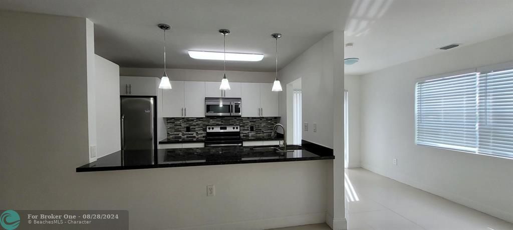 Active With Contract: $2,350 (2 beds, 2 baths, 1019 Square Feet)