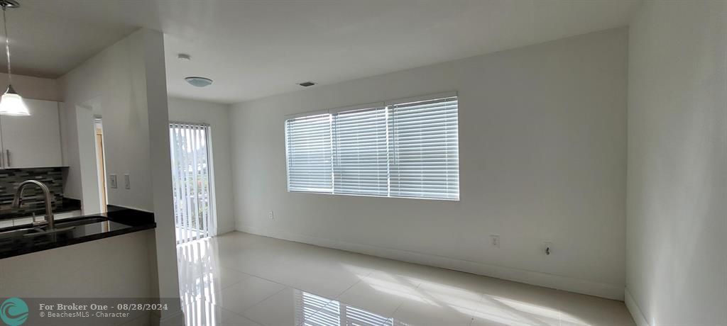 Active With Contract: $2,350 (2 beds, 2 baths, 1019 Square Feet)