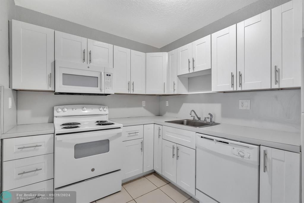 For Sale: $239,900 (2 beds, 2 baths, 765 Square Feet)