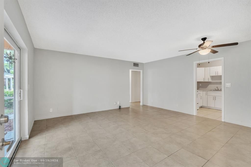 For Sale: $239,900 (2 beds, 2 baths, 765 Square Feet)