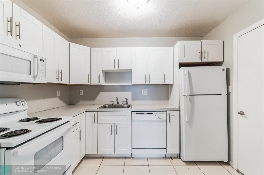 For Sale: $239,900 (2 beds, 2 baths, 765 Square Feet)