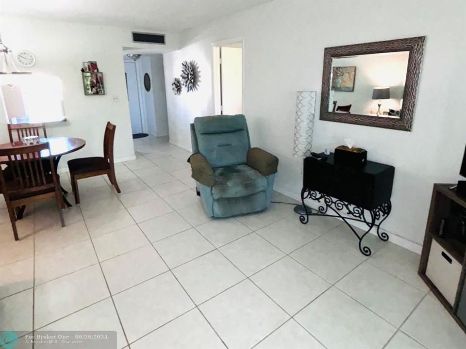 For Sale: $110,000 (1 beds, 1 baths, 660 Square Feet)