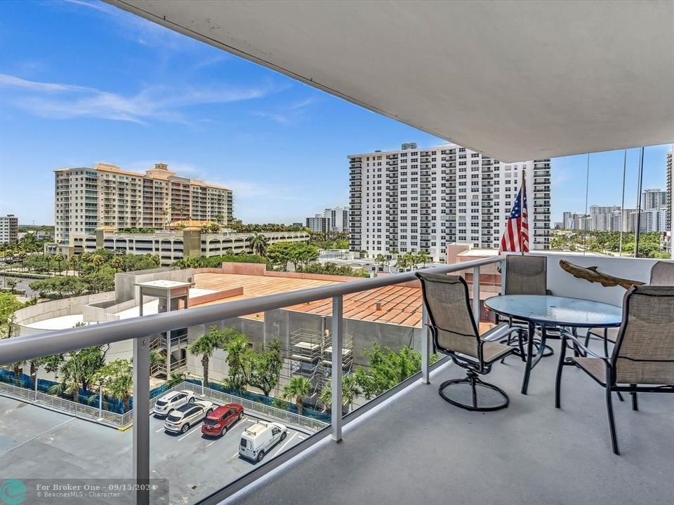 For Sale: $499,000 (2 beds, 2 baths, 1100 Square Feet)