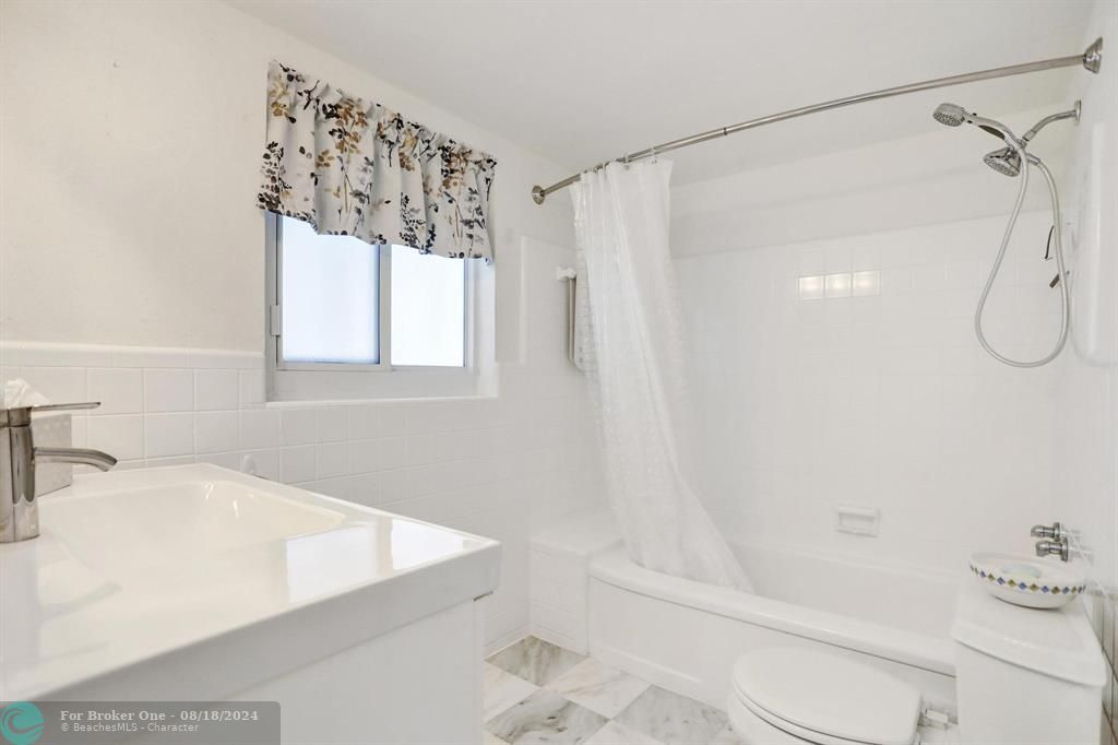 For Sale: $324,900 (1 beds, 1 baths, 670 Square Feet)