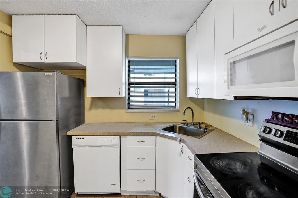 For Sale: $255,000 (2 beds, 2 baths, 978 Square Feet)