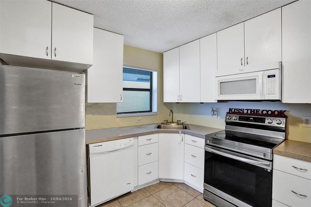 For Sale: $255,000 (2 beds, 2 baths, 978 Square Feet)