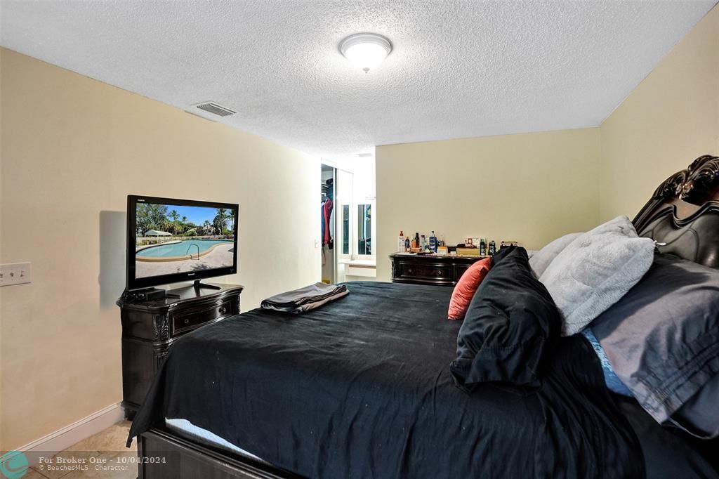 For Sale: $255,000 (2 beds, 2 baths, 978 Square Feet)