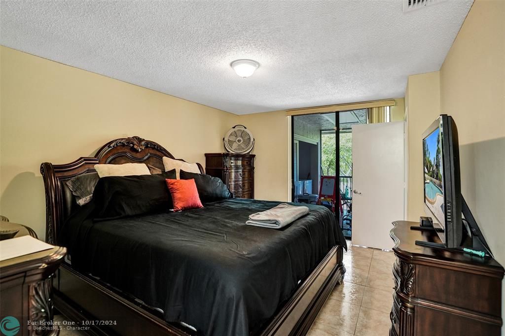 For Sale: $255,000 (2 beds, 2 baths, 978 Square Feet)