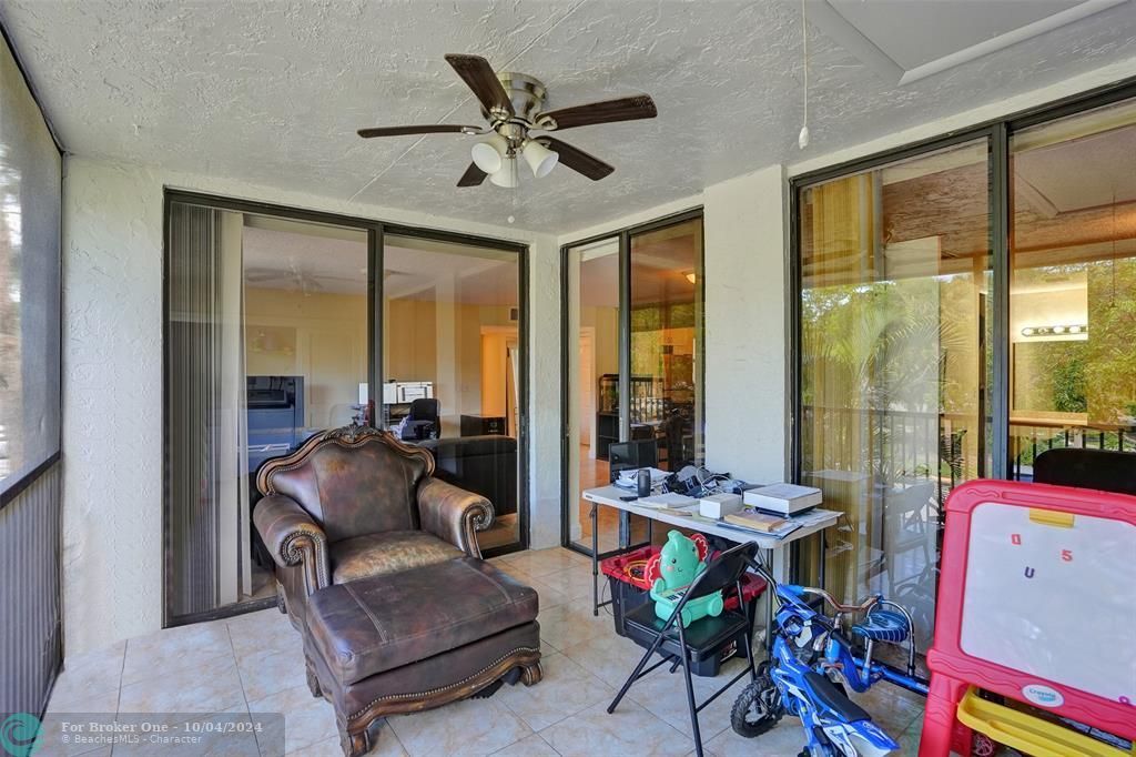 For Sale: $255,000 (2 beds, 2 baths, 978 Square Feet)