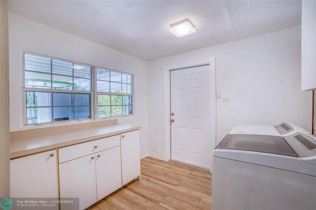 Active With Contract: $2,800 (2 beds, 1 baths, 828 Square Feet)