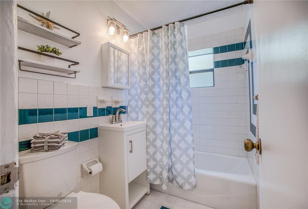 Active With Contract: $2,800 (2 beds, 1 baths, 828 Square Feet)