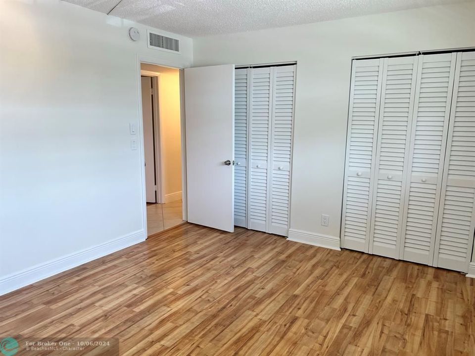 For Sale: $259,900 (2 beds, 2 baths, 1200 Square Feet)