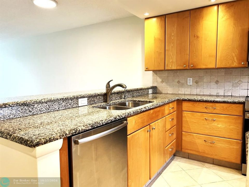 For Sale: $254,900 (2 beds, 2 baths, 1200 Square Feet)