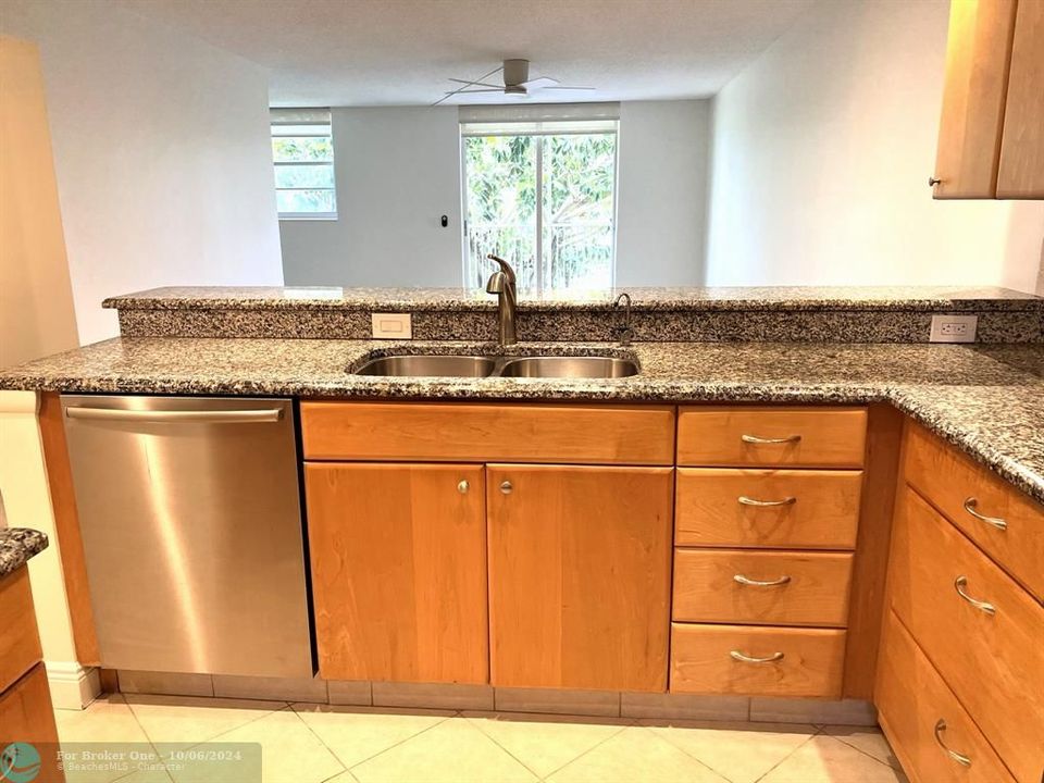 For Sale: $254,900 (2 beds, 2 baths, 1200 Square Feet)