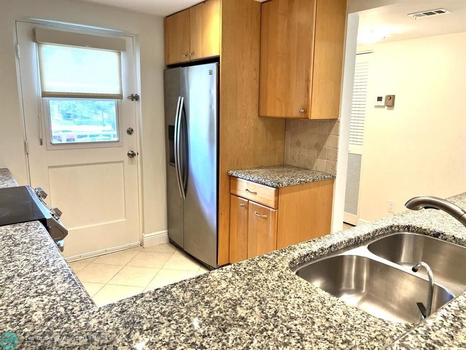 For Sale: $259,900 (2 beds, 2 baths, 1200 Square Feet)