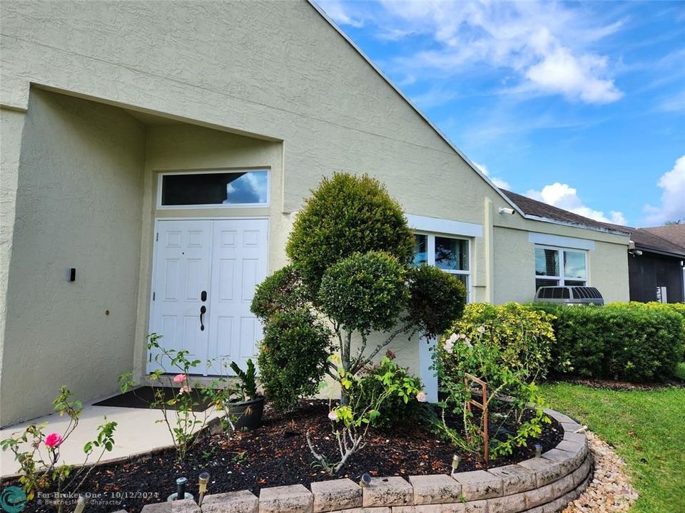 Active With Contract: $3,750 (3 beds, 2 baths, 1610 Square Feet)