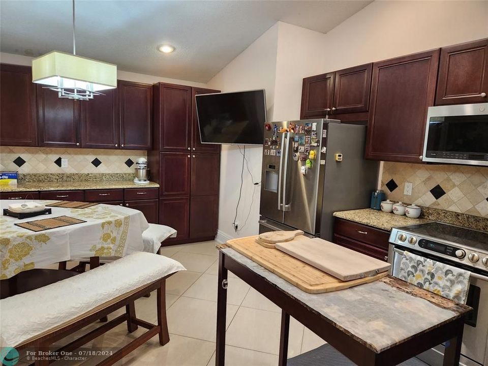Active With Contract: $3,750 (3 beds, 2 baths, 1610 Square Feet)