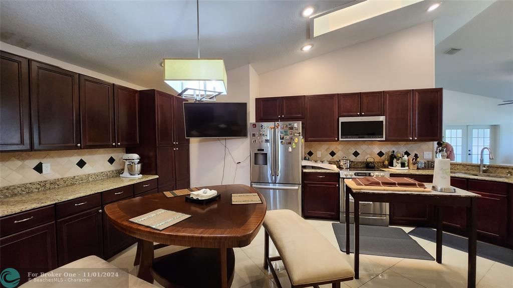 Active With Contract: $3,750 (3 beds, 2 baths, 1610 Square Feet)