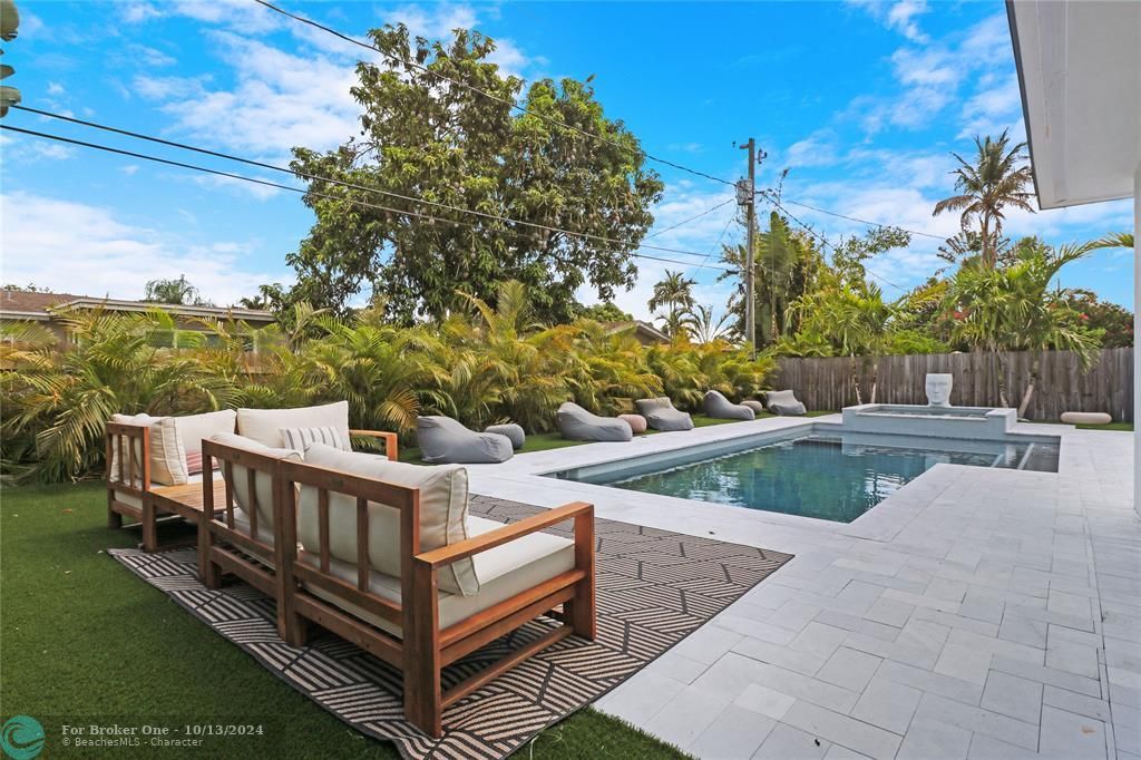 For Sale: $1,075,000 (3 beds, 2 baths, 1752 Square Feet)