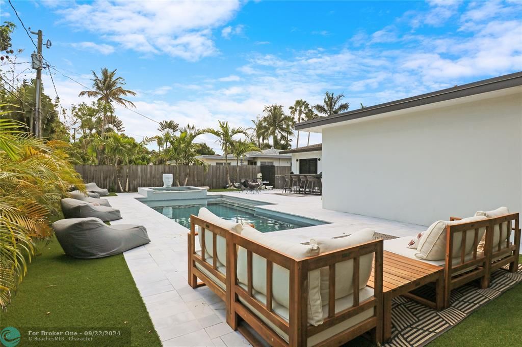 For Sale: $1,075,000 (3 beds, 2 baths, 1752 Square Feet)