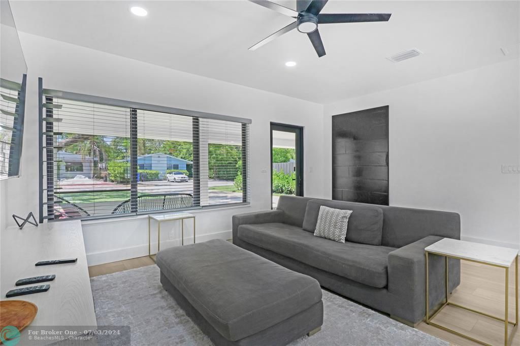 For Sale: $1,075,000 (3 beds, 2 baths, 1752 Square Feet)